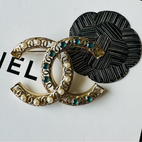 CHANEL Large CC White Pearl And Blue Enamel  Brooch - Picture 8 of 15